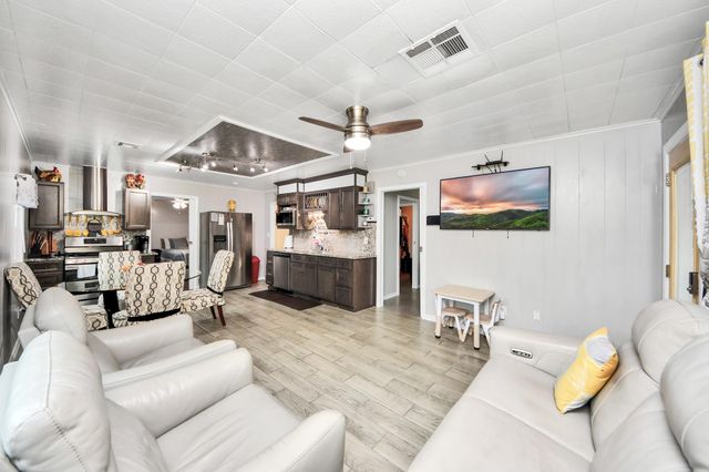 204 N 6th Street, Highlands, TX 77562