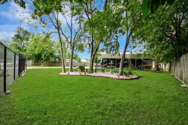 204 N 6th Street, Highlands, TX 77562