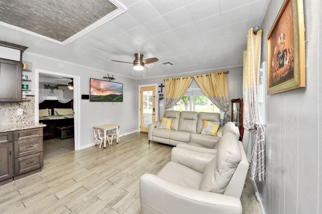 204 N 6th Street, Highlands, TX 77562
