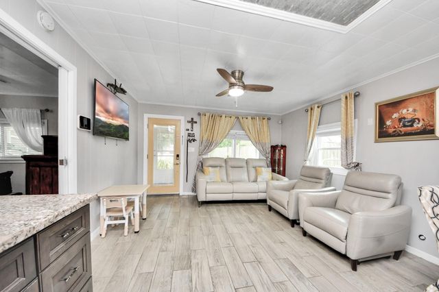 204 N 6th Street, Highlands, TX 77562