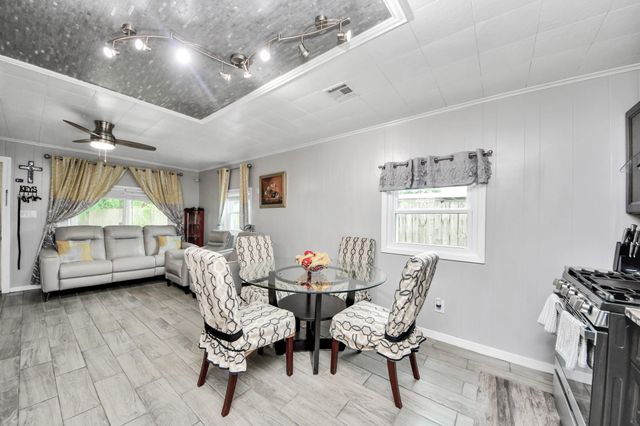 204 N 6th Street, Highlands, TX 77562