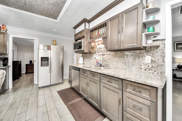 204 N 6th Street, Highlands, TX 77562