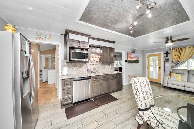 204 N 6th Street, Highlands, TX 77562