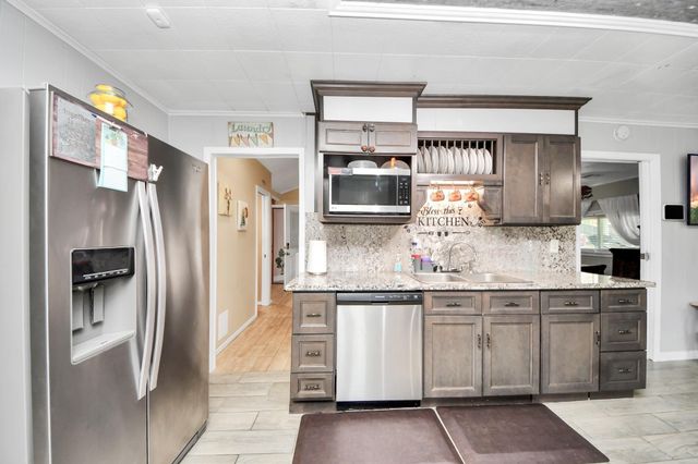 204 N 6th Street, Highlands, TX 77562