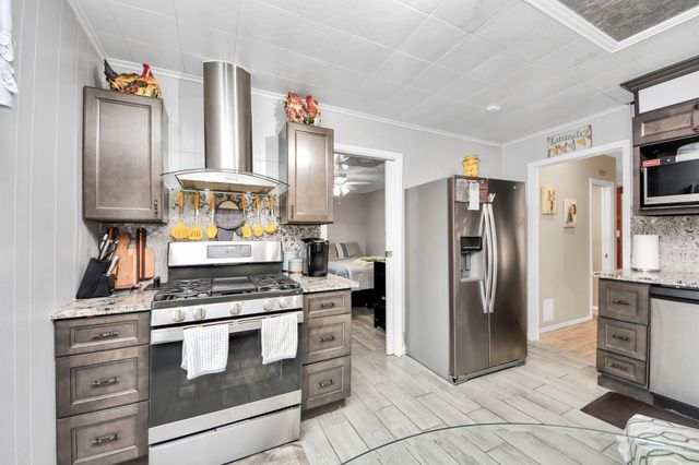 204 N 6th Street, Highlands, TX 77562