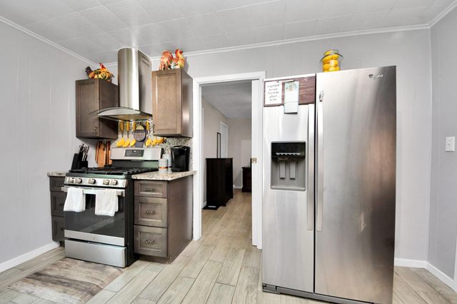 204 N 6th Street, Highlands, TX 77562