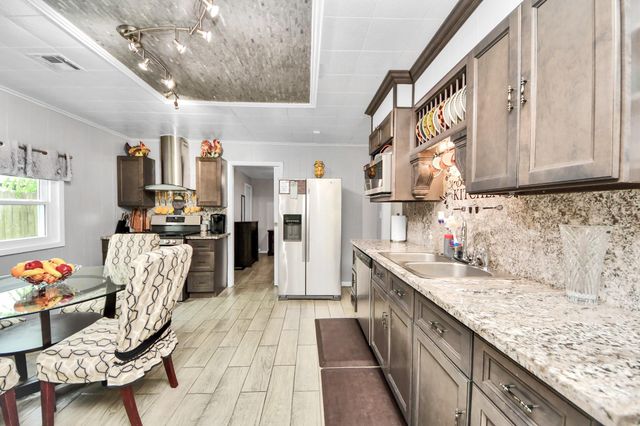 204 N 6th Street, Highlands, TX 77562