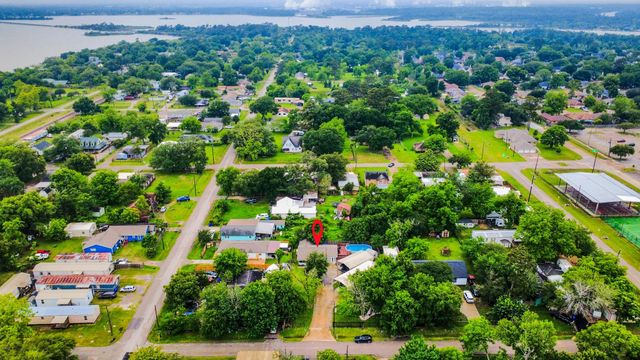 204 N 6th Street, Highlands, TX 77562