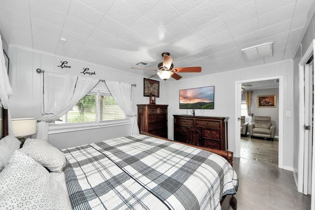 204 N 6th Street, Highlands, TX 77562