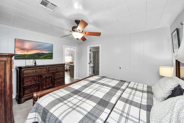 204 N 6th Street, Highlands, TX 77562