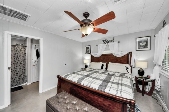 204 N 6th Street, Highlands, TX 77562