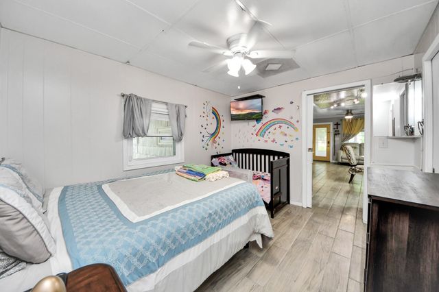204 N 6th Street, Highlands, TX 77562