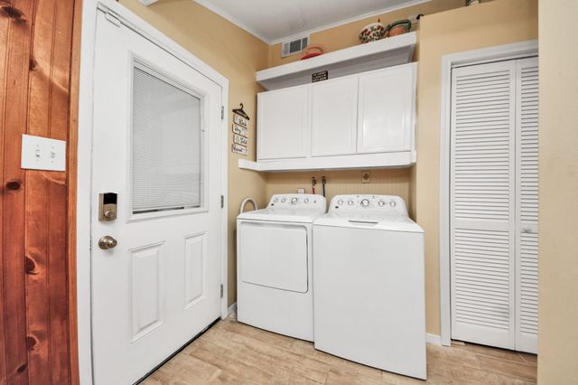 204 N 6th Street, Highlands, TX 77562