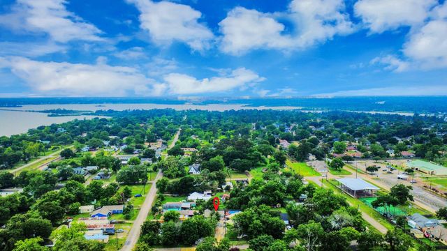204 N 6th Street, Highlands, TX 77562