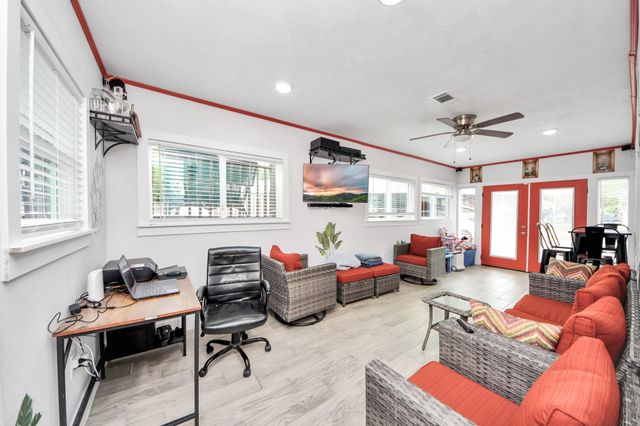 204 N 6th Street, Highlands, TX 77562