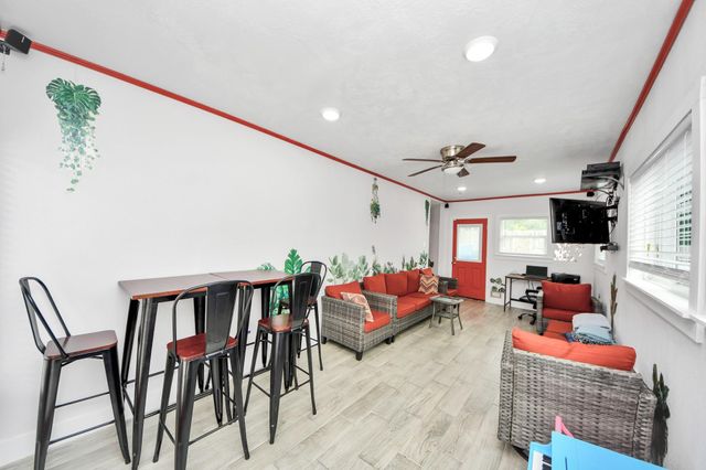 204 N 6th Street, Highlands, TX 77562