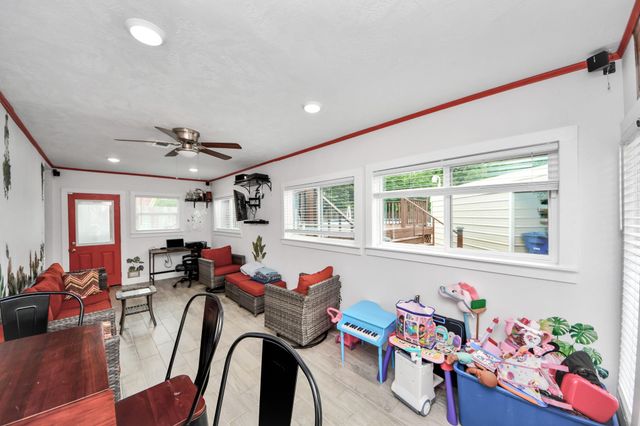 204 N 6th Street, Highlands, TX 77562