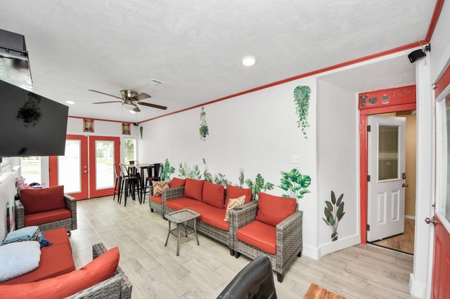 204 N 6th Street, Highlands, TX 77562