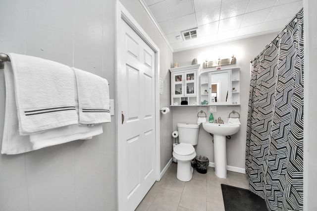 204 N 6th Street, Highlands, TX 77562