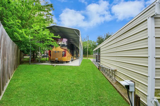 204 N 6th Street, Highlands, TX 77562