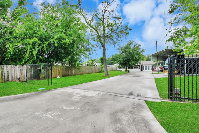 204 N 6th Street, Highlands, TX 77562