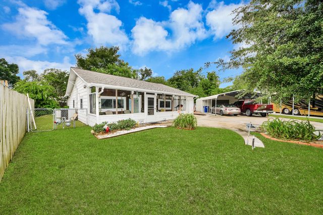 204 N 6th Street, Highlands, TX 77562