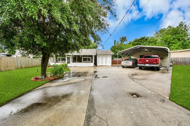 204 N 6th Street, Highlands, TX 77562