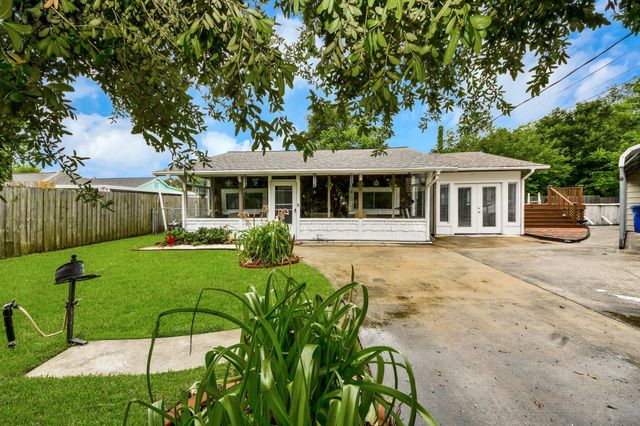 204 N 6th Street, Highlands, TX 77562