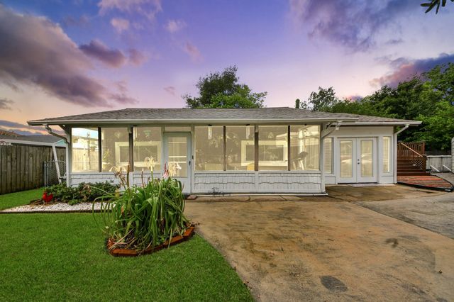 204 N 6th Street, Highlands, TX 77562