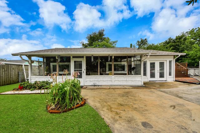 204 N 6th Street, Highlands, TX 77562