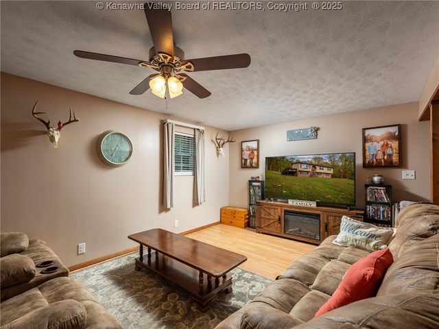 397 Harmons Creek Road, Poca, WV 25159