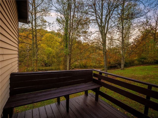 397 Harmons Creek Road, Poca, WV 25159