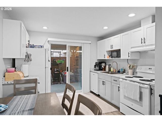 18230 Se PINE St, Portland, OR 97233