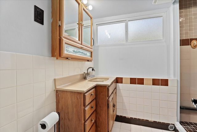 8724 16th Avenue SW, Seattle, WA 98106