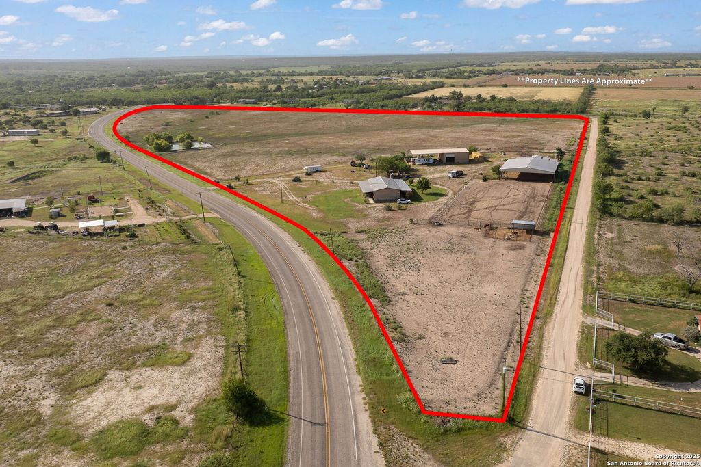 18434 Fm 471, Natalia, TX 78059