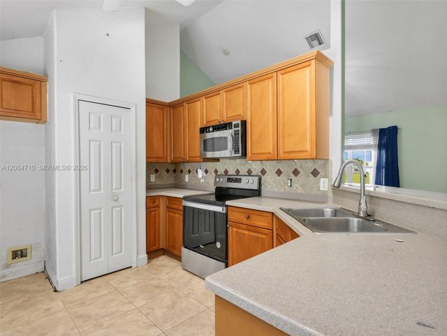 928 SE 5 Ct, Cape Coral, FL 33990