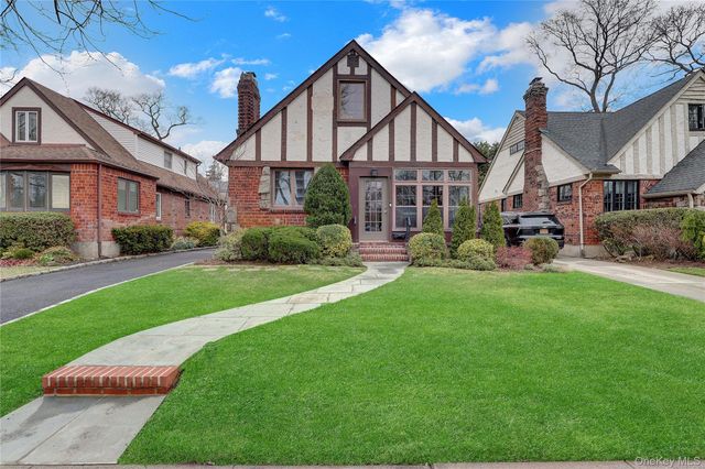 37 Fountain Avenue, Rockville Centre, NY 11570
