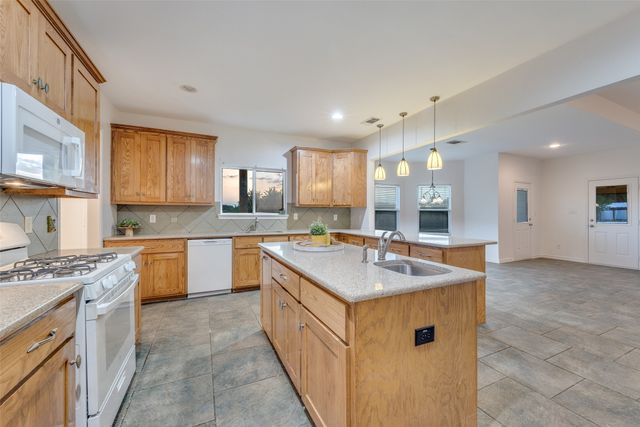 2 County Road 4725, Leonard, TX 75452