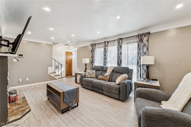 5039 Fairlawn Road, Lyndhurst, OH 44124