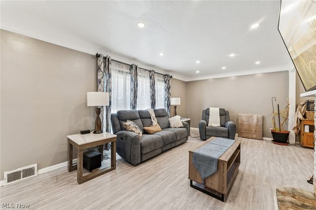 5039 Fairlawn Road, Lyndhurst, OH 44124