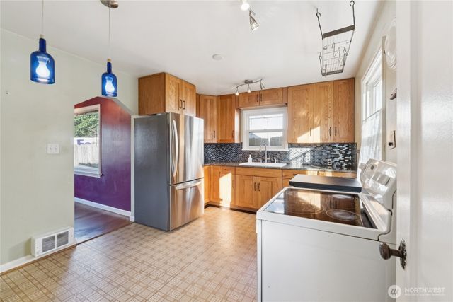 15208 6th Avenue NE, Shoreline, WA 98155