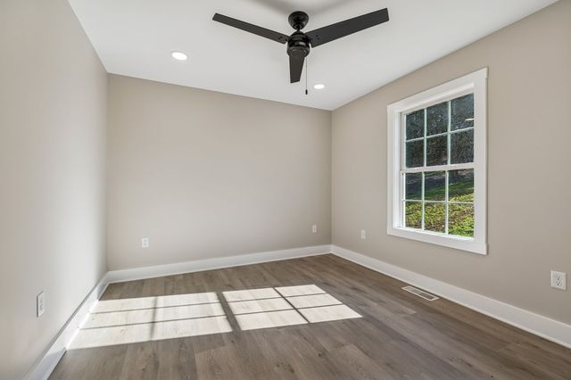 105 Agee Branch Ln, Hickman, TN 38567