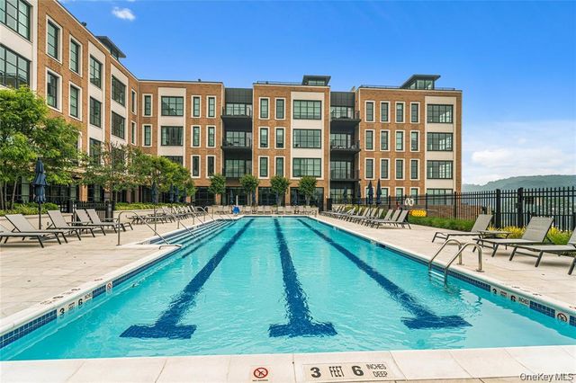100 Garvies Point Road 1007, Glen Cove, NY 11542