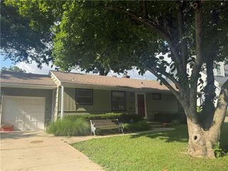 7155 Cherokee Drive, Prairie Village, KS 66208