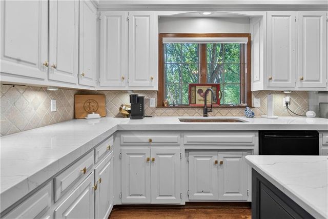 11012 Buena Vista Street, Leawood, KS 66211