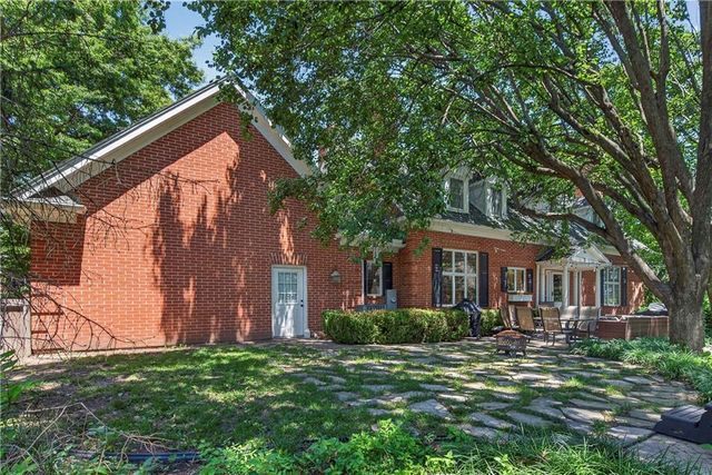 11012 Buena Vista Street, Leawood, KS 66211