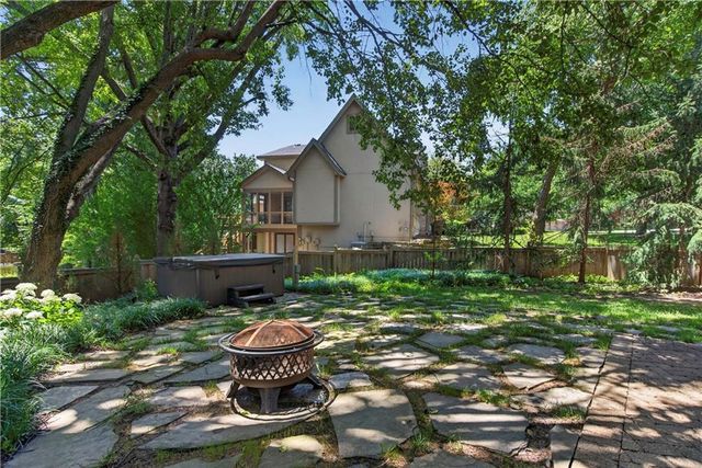 11012 Buena Vista Street, Leawood, KS 66211