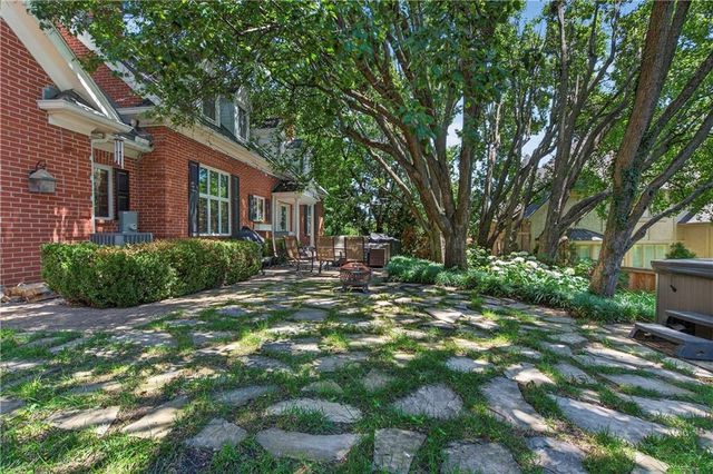 11012 Buena Vista Street, Leawood, KS 66211