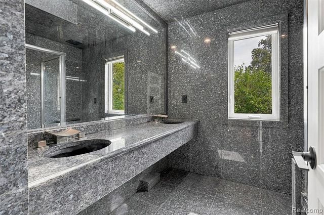 27507 Bell Road, Southfield, MI 48034