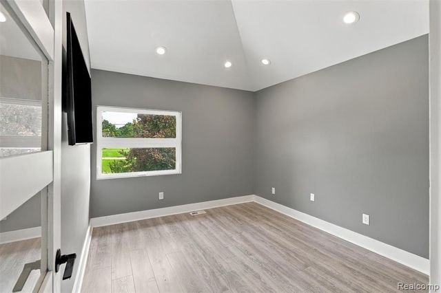 27507 Bell Road, Southfield, MI 48034